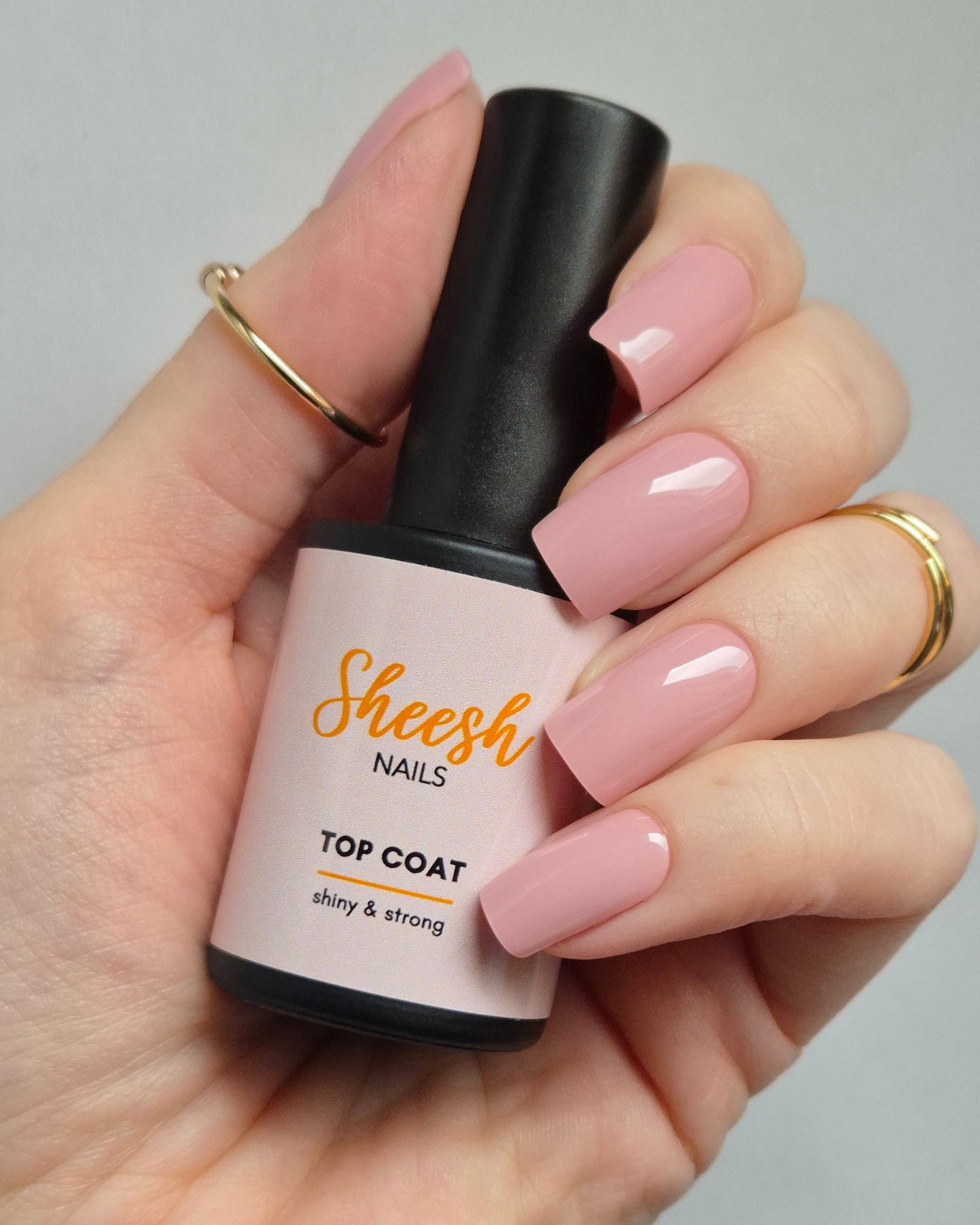 Sheesh Nails – Top Coat – transparenter, glänzender Überlack für Nagelfolien mit starker Versiegelung und langanhaltendem Halt. Schützt vor Kratzern und sorgt für ein professionelles, glänzendes Finish. Ideal für alle Sheesh Nails Designs und eine langlebige, gepflegte Maniküre.
🔍 SEO-Fokus