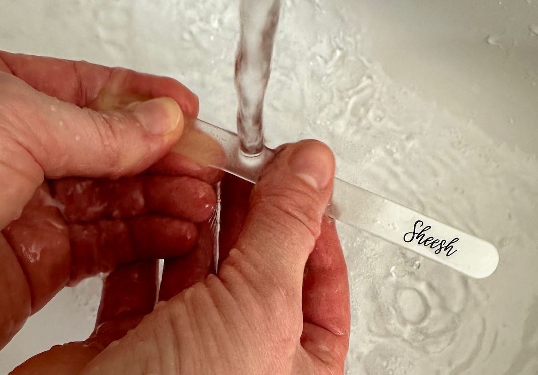 Abgenutzte Nagelfeile spülen: Maximiere die Lebensdauer deiner Nagelfeile mit diesem einfachen Tipp