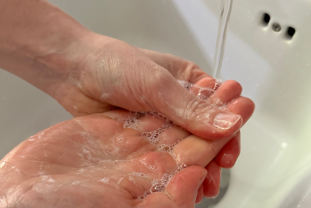 Perfekte Vorbereitung für strahlende Nägel und optimale Haftung: Hände waschen nicht vergessen!