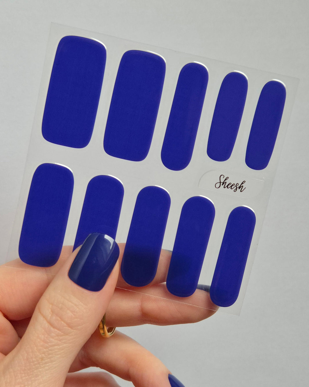 Für den perfekten Studio-Look: Nimm immer eine schmälere Größe der Nagelfolien