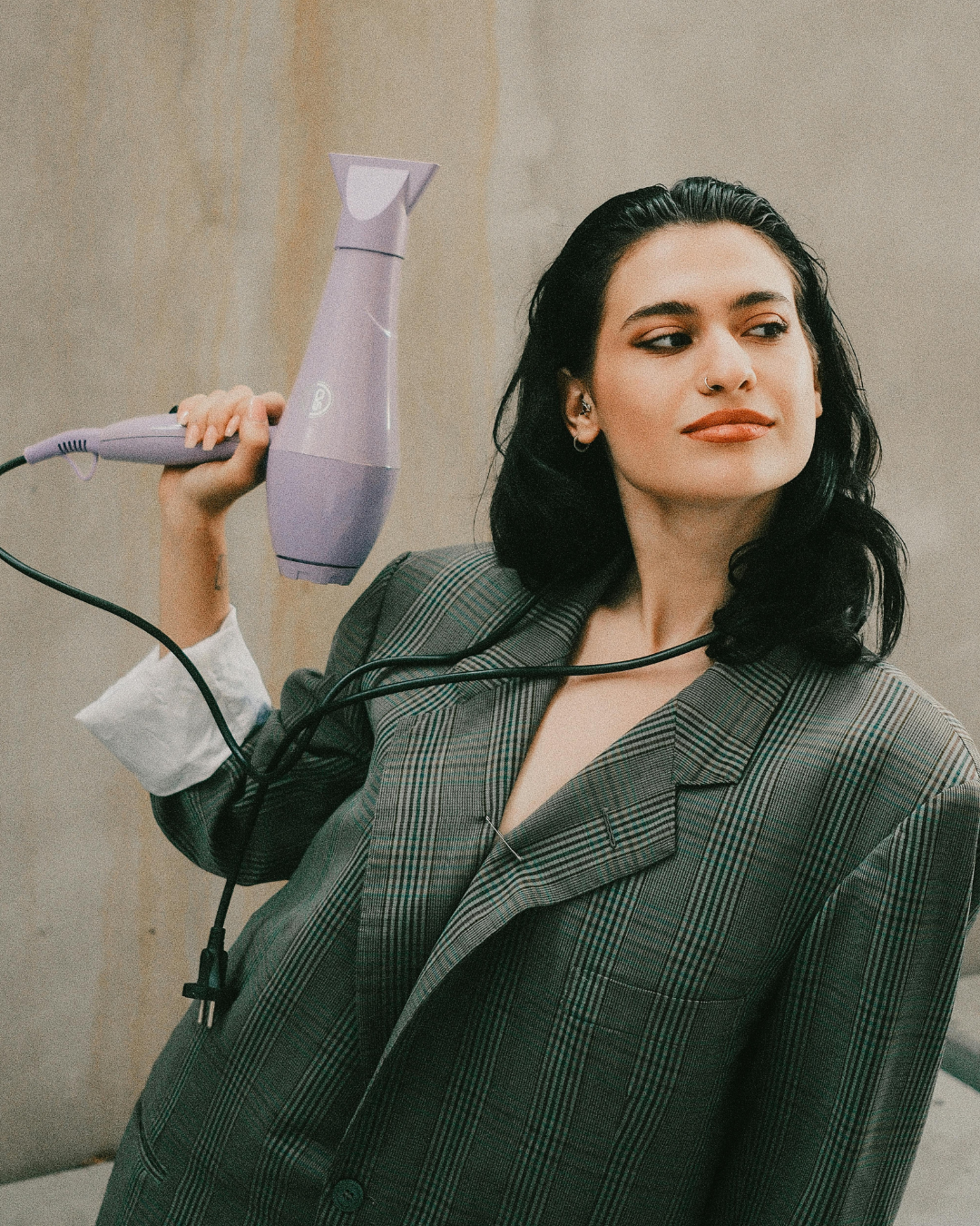 Flexibilität durch Wärme: Erwärme deine SHEESH Nagelfolien leicht vor der Anwendung.