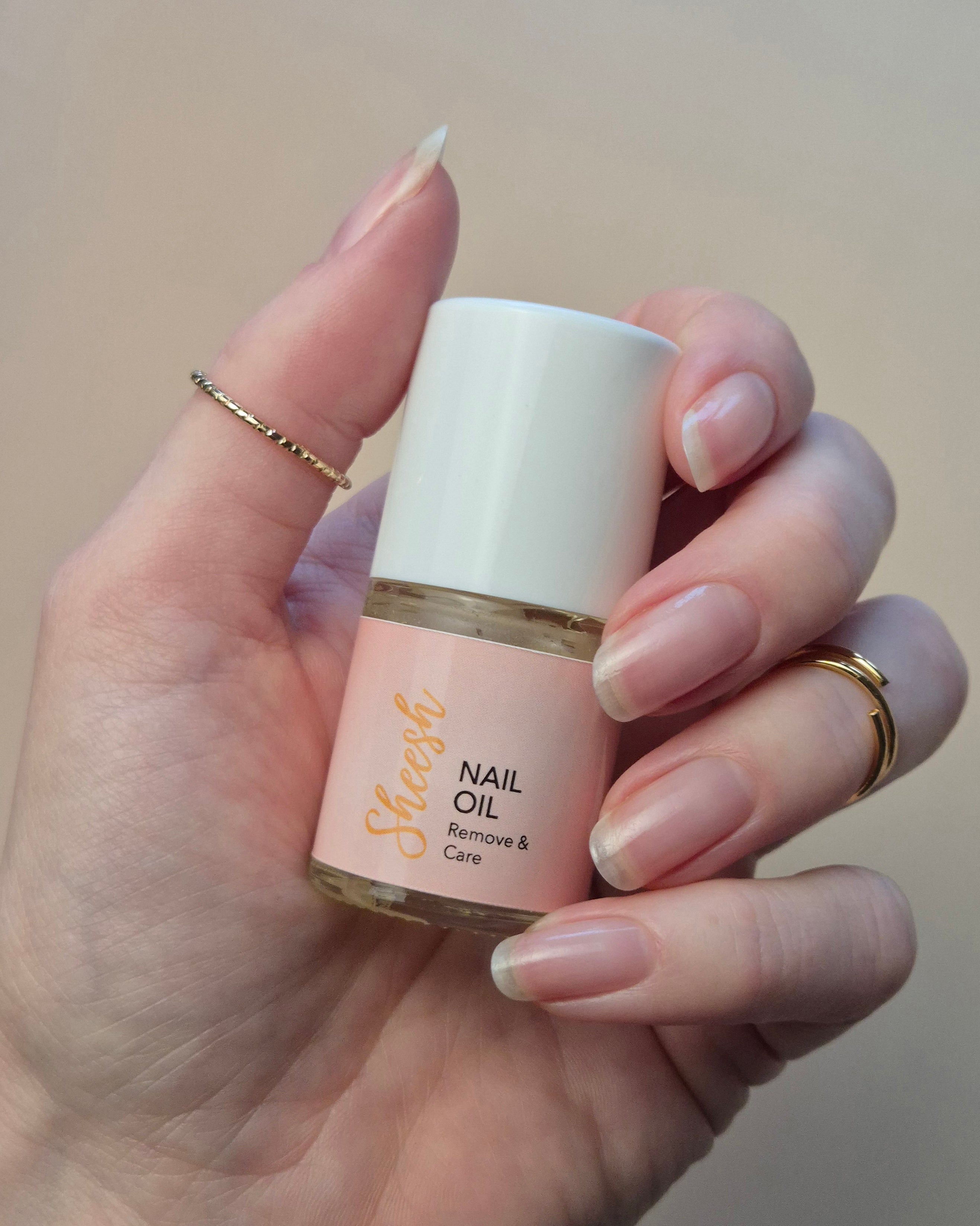 Sanfte Entfernung mit reichlich Öl: Pflege deine Nägel während des Ablösens von SHEESH Nagelfolien