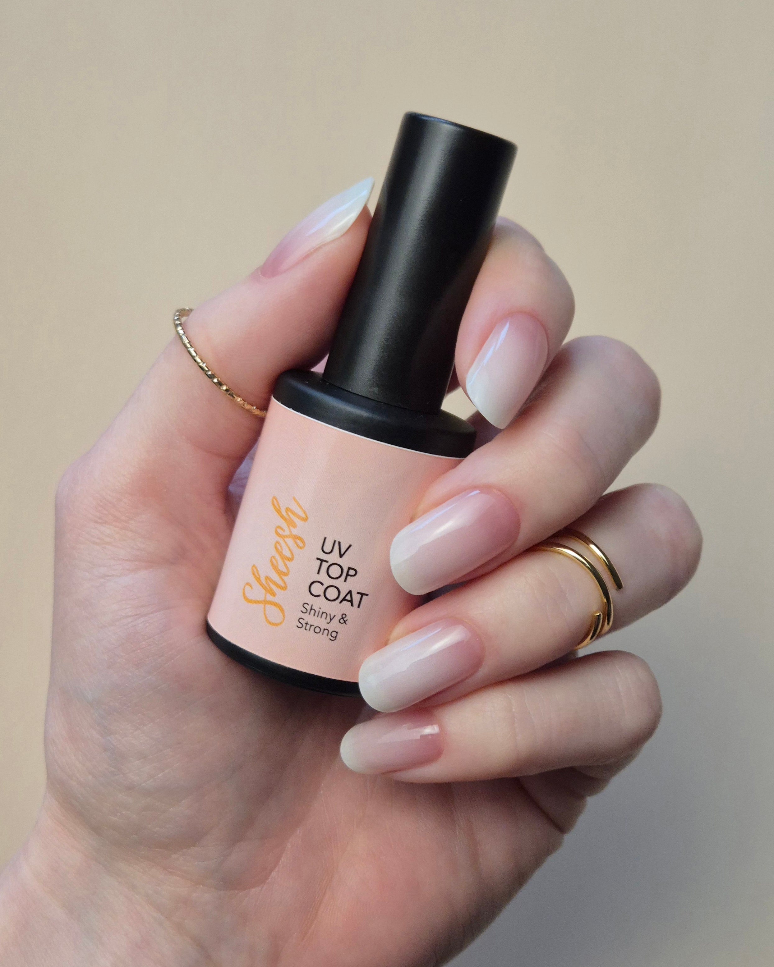 Perfekter Glanz für deine DIY-Maniküre: Mit unserem Top-Coat zu einem noch langanhaltenderem, makellosen Finish!