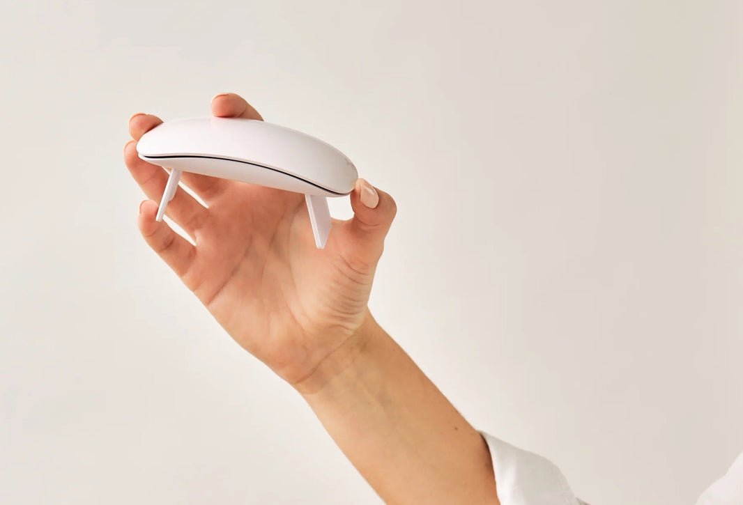 Anwendung mit jeder UV-Lampe möglich: unsere SHEESH Nagelfolien lassen sich mit jeder beliebigen UV-Lampe aushärten