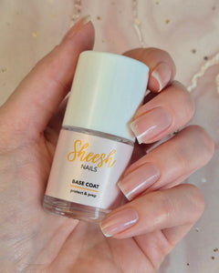 Sheesh Nails Base Coat – transparenter Unterlack für Nagelfolien, schützt und pflegt die Nägel, sorgt für längere Haltbarkeit und perfekte Vorbereitung der Maniküre. Elegantes Flaschendesign für professionelle Nailcare.
