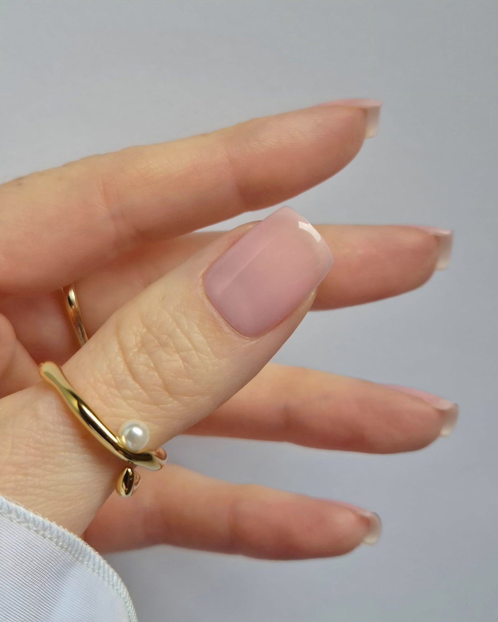 Sheesh Nails – Milkshake – zarte roséfarbene Nagelfolien mit glänzendem Finish und natürlichem Nude-Ton. Eleganter, femininer Look mit sanfter Transparenz, perfekt für klassische Maniküren. Langanhaltender Halt und makellose Passform für gepflegte Nägel mit stilvoller, moderner Ausstrahlung.