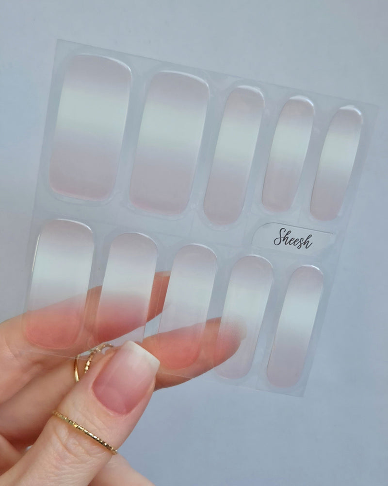 Sheesh Nails – French Kiss – klassische French-Maniküre mit sanftem Farbverlauf in Rosé und Weiß, eleganter, natürlicher Look mit glänzendem Finish. Perfekte Passform und zeitloses Design für gepflegte Nägel im Studio-Stil. Ideal für feminine, elegante Maniküren mit klarer Ausstrahlung.