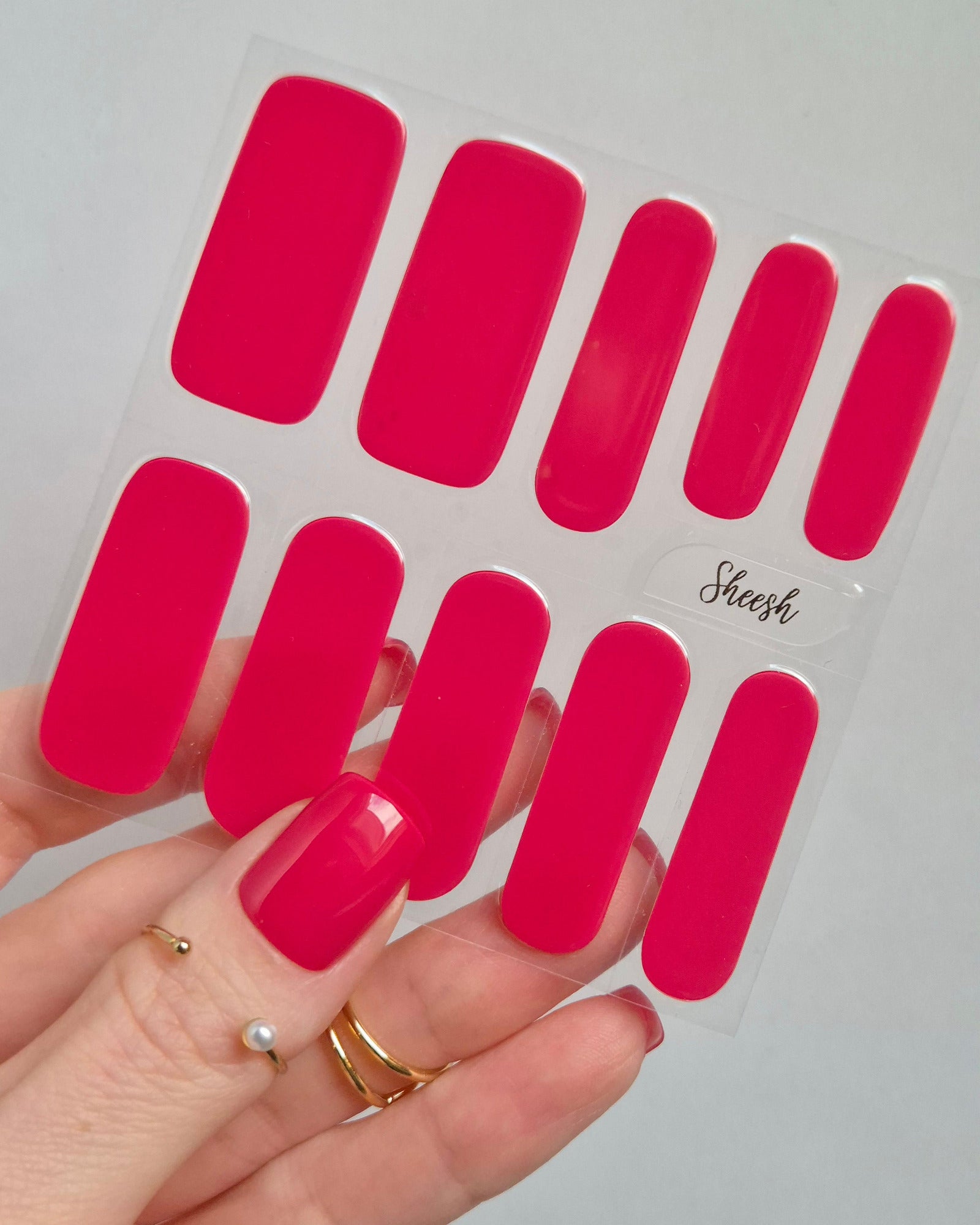 Sheesh Nails – Very Berry – kräftig pinke Nagelfolien mit hochglänzendem Finish, intensiver Farbton für einen modernen, selbstbewussten Look. Perfekte Passform und langanhaltender Halt für gepflegte Nägel mit sommerlicher Frische und auffälligem Glanz.