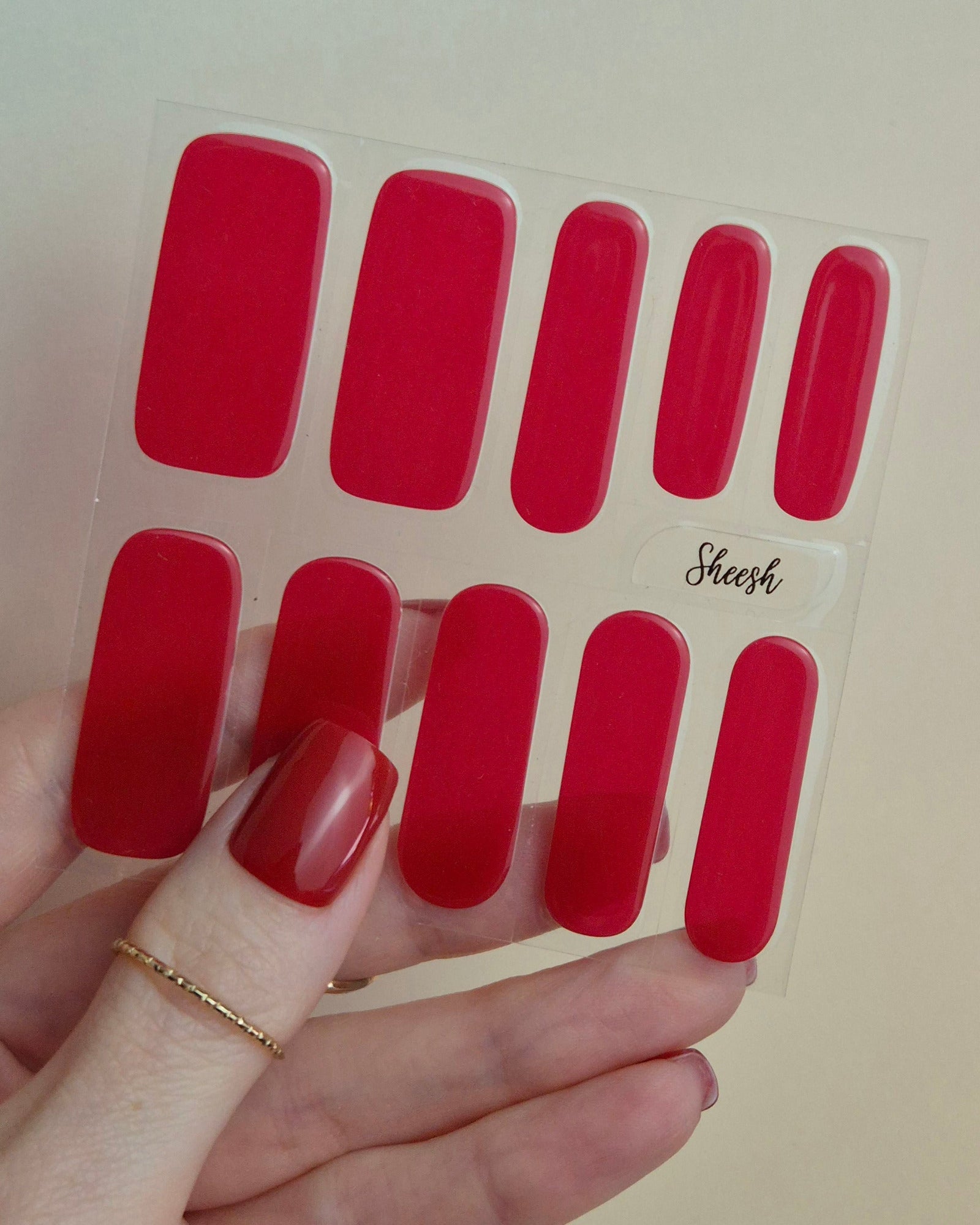 Sheesh Nails Nagelfolien in kräftigem Rot – selbstklebende Premium-Nagelfolien für eine makellose, glänzende Maniküre im Salon-Look, einfach anzubringen und langanhaltend.