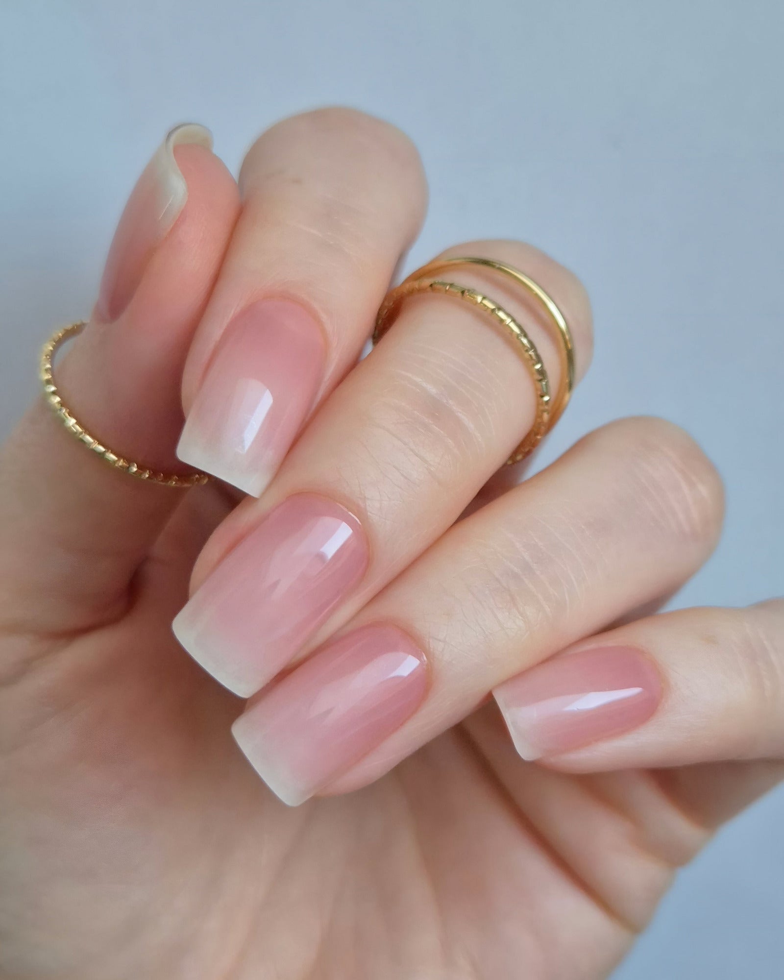 Sheesh Nails – French Kiss – klassische French-Maniküre mit sanftem Farbverlauf in Rosé und Weiß, eleganter, natürlicher Look mit glänzendem Finish. Perfekte Passform und zeitloses Design für gepflegte Nägel im Stil von Studio-Maniküren.