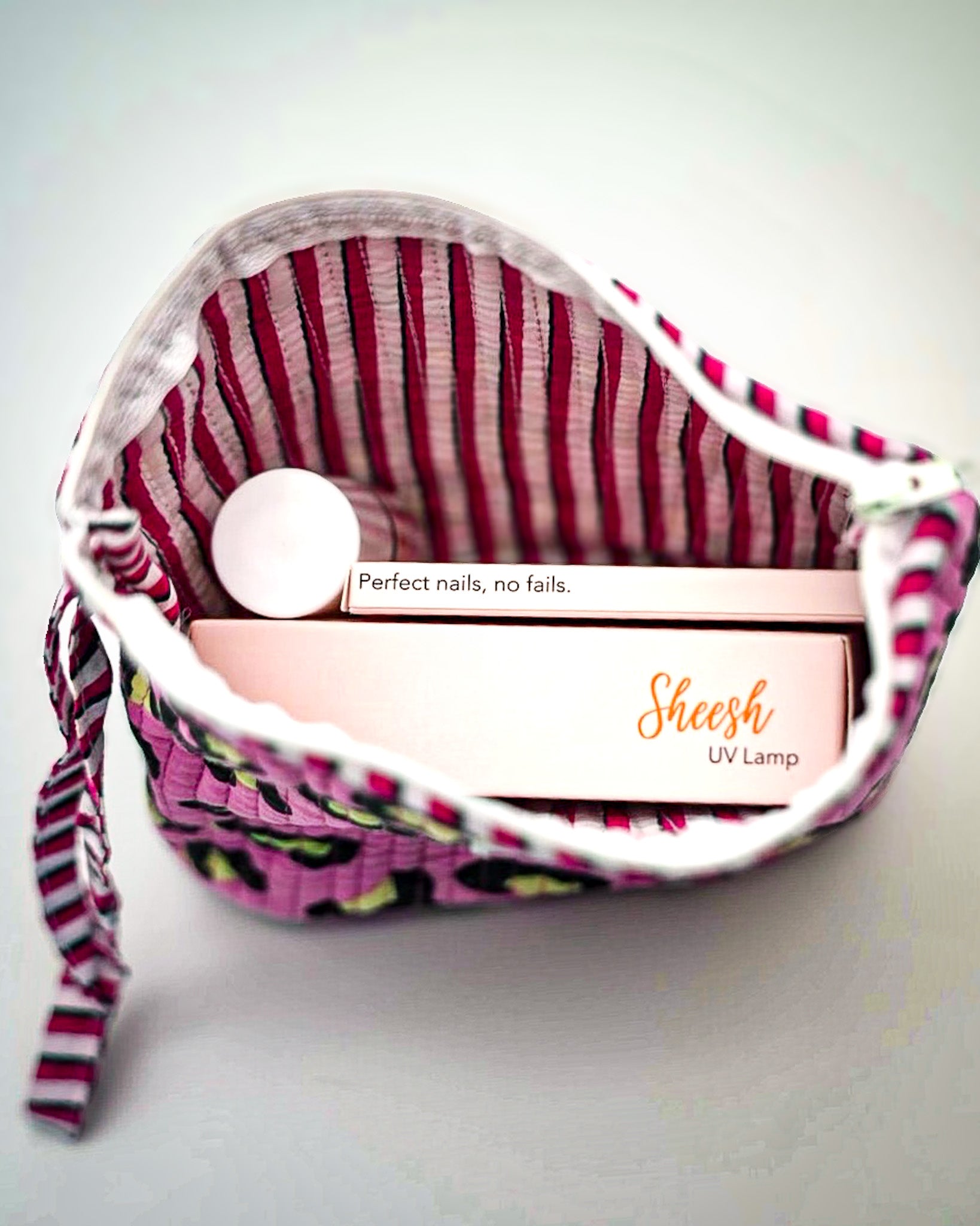 Sheesh Mini Starter Set mit Kosmetiktasche im Leo-Muster, UV Lampe, Nail Oil und einer UV-Folie – kompaktes Einsteiger-Set für perfekte UV-Nägel zu Hause oder unterwegs.