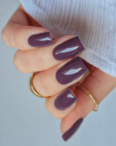 Sheesh Nails – Frozen Blueberry – elegante Nagelfolien im kühlen Mauve-Ton mit leichtem Blaustich, hochglänzendes Finish und perfekte Passform für eine langanhaltende Maniküre zuhause. Professioneller Nagellook mit herbstlich-eleganter Ausstrahlung.