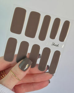 Sheesh Nails Nagelfolien in sanftem Taupe – selbstklebende Premium-Nagelfolien im modernen Nude-Look, mit elegantem Glanz für eine stilvolle, natürliche Maniküre.