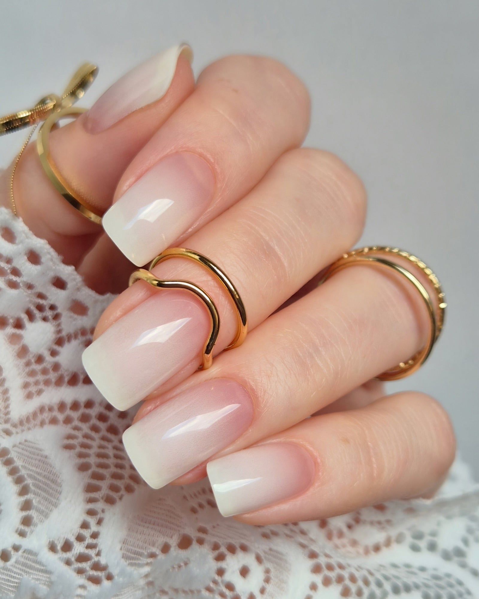 Sheesh Nails – French Kiss – klassische French-Maniküre mit sanftem Farbverlauf in Rosé und Weiß, eleganter, natürlicher Look mit glänzendem Finish. Perfekte Passform und zeitloses Design für gepflegte Nägel im Studio-Stil. Ideal für feminine, elegante Maniküren mit klarer Ausstrahlung.