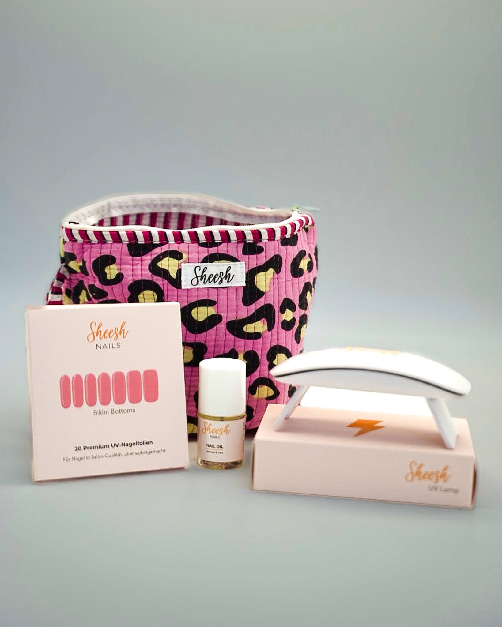Sheesh Mini Starter Set mit Kosmetiktasche im Leo-Muster, Sheesh UV Lampe, Sheesh Nail Oil und einer Sheesh UV-Folie – kompaktes Einsteiger-Set für perfekte UV-Nägel zu Hause oder unterwegs.
