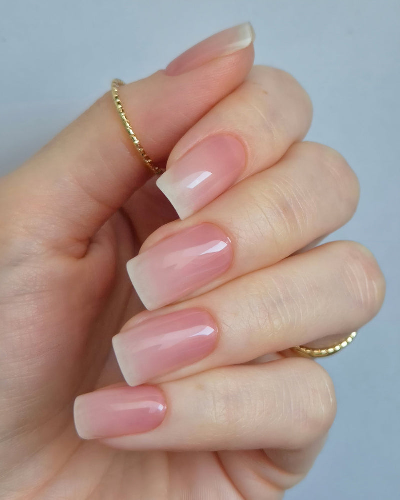 Sheesh Nails – French Kiss – klassische French-Maniküre mit sanftem Farbverlauf in Rosé und Weiß, eleganter, natürlicher Look mit glänzendem Finish. Perfekte Passform und zeitloses Design für gepflegte Nägel im Stil von Studio-Maniküren.