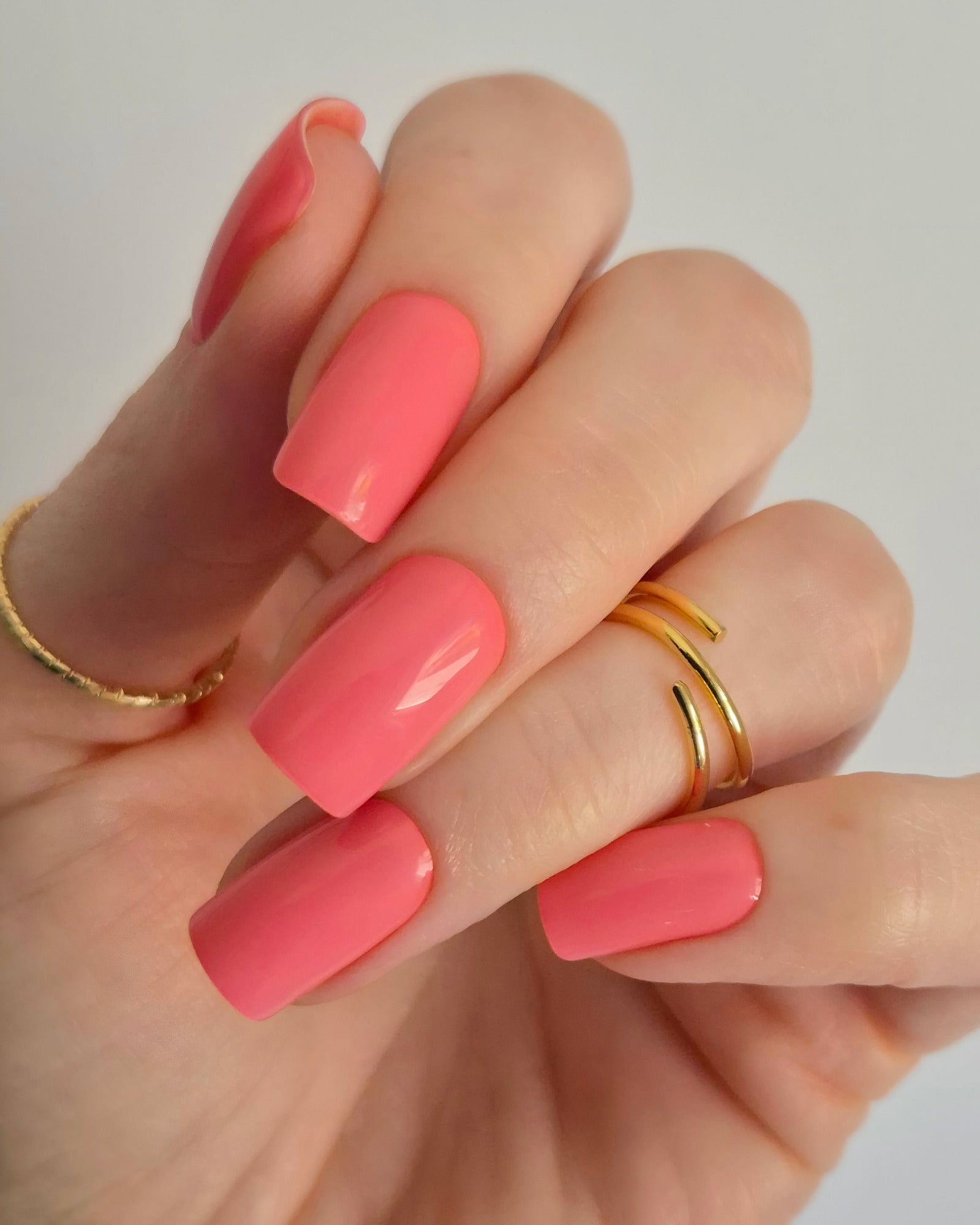 Sheesh Nails – bikini Bottoms – leuchtend korallrote Nagelfolien mit glänzendem Finish, sommerlicher Look mit perfekter Passform und langanhaltender Haltbarkeit. Ideal für elegante, auffällige Maniküren mit warmer Farbnote.