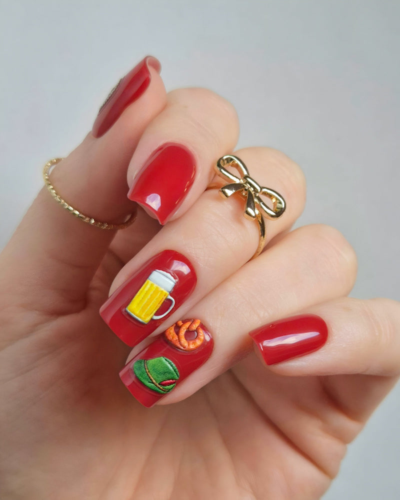 Sheesh Nails Nageldesign – verspielte Wiesen-Sticker auf UV-Nagelfolien, kombiniert mit zarter Grundfarbe für ein natürliches, detailreiches Design.