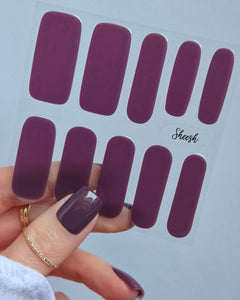 Sheesh Nails – Frozen Blueberry – elegante Nagelfolien im kühlen Mauve-Ton mit leichtem Blaustich, hochglänzendes Finish und perfekte Passform für eine langanhaltende Maniküre zuhause. Professioneller Nagellook mit herbstlich-eleganter Ausstrahlung.