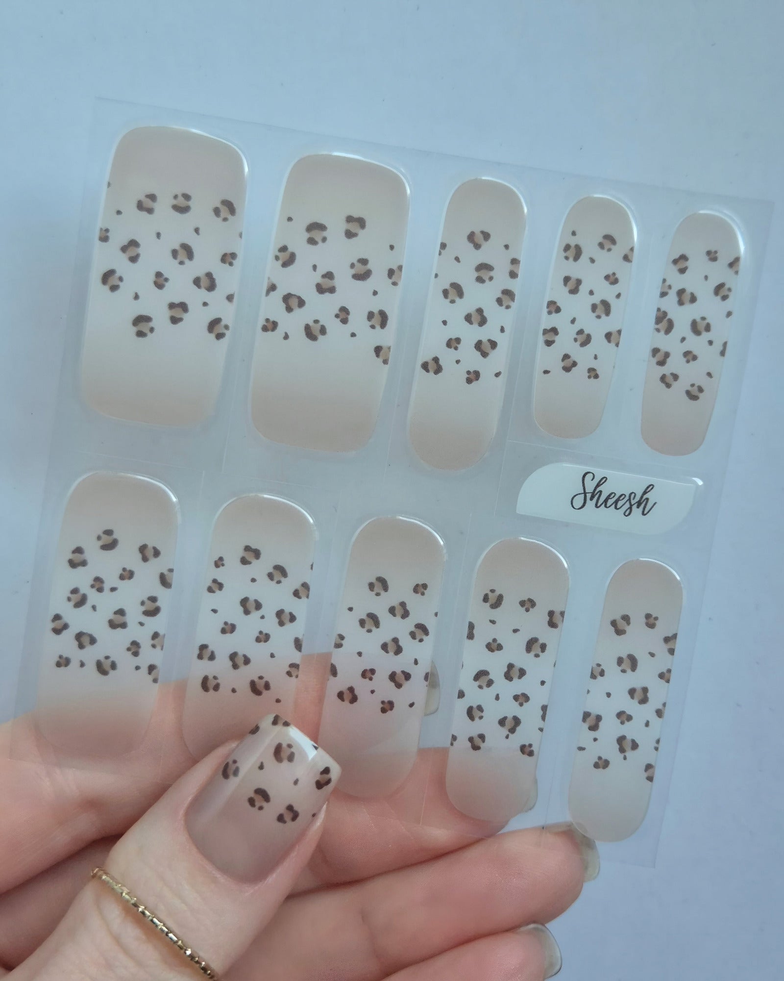 Sheesh Nails – Half Wild – Nagelfolien im transparenten Nude-Look mit feinem Animal-Print in Braun, eleganter Mix aus Natürlichkeit und Wildheit. Perfekte Passform und glänzendes Finish für moderne, trendbewusste Maniküren.