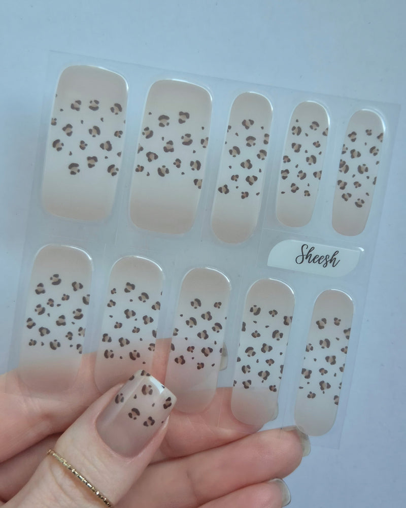 Sheesh Nails – Half Wild – Nagelfolien im transparenten Nude-Look mit feinem Animal-Print in Braun, eleganter Mix aus Natürlichkeit und Wildheit. Perfekte Passform und glänzendes Finish für moderne, trendbewusste Maniküren.