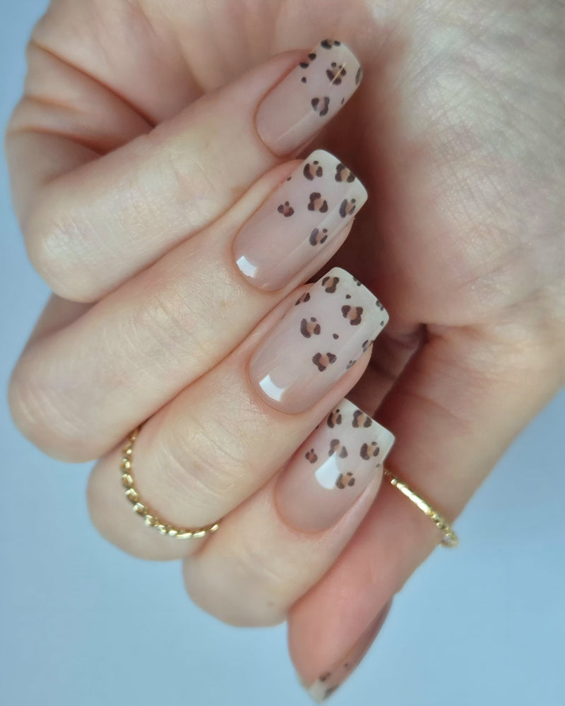 Sheesh Nails – Half Wild – transparente Nagelfolien mit dezentem Animal-Print in Braun auf Nude-Grund, moderner Mix aus Eleganz und Wildheit. Perfekte Passform und glänzendes Finish für trendige Maniküren im natürlichen Look.