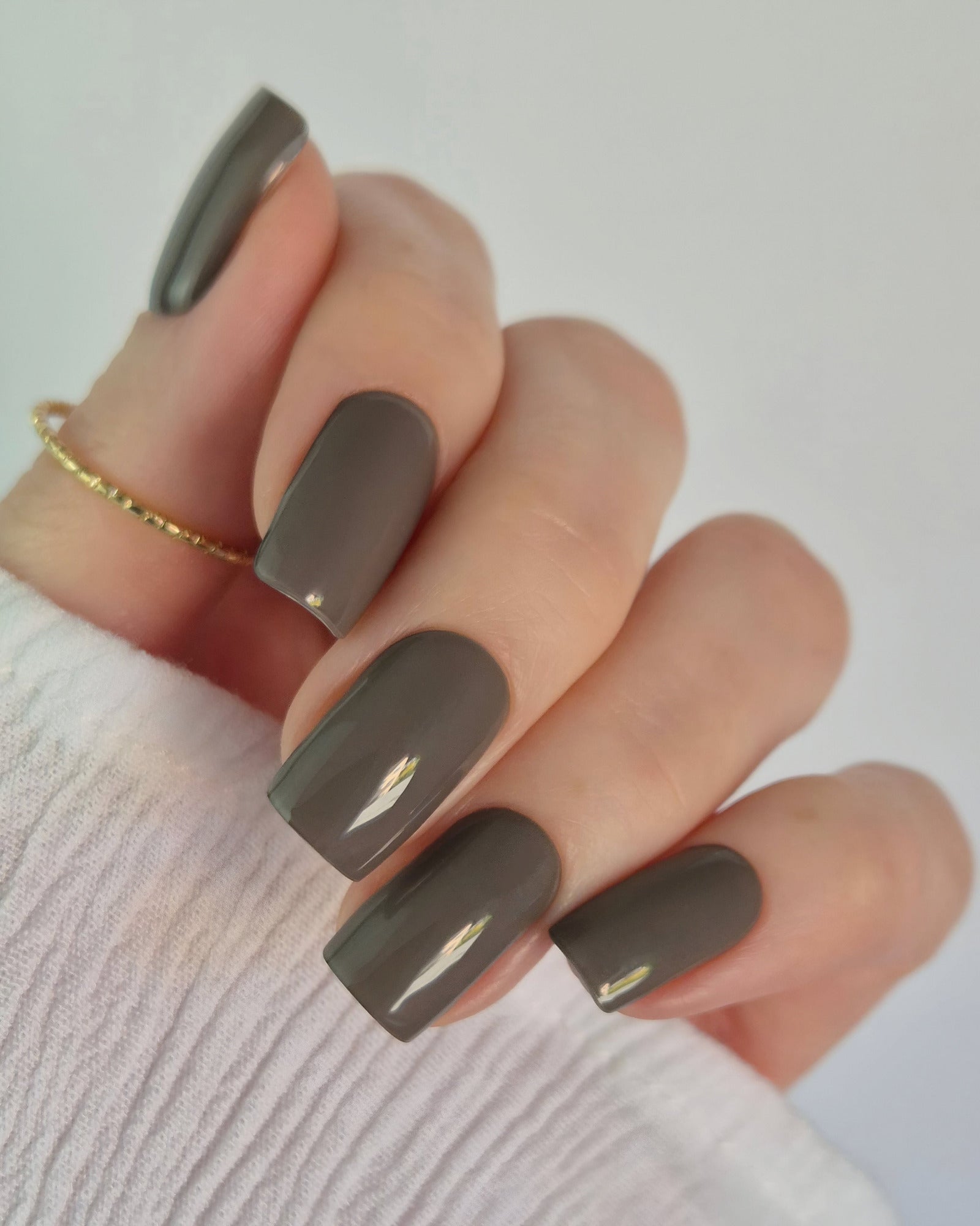 Sheesh Nails Nagelfolien in elegantem Taupe – edle, glänzende Nagelfolien im modernen Nude-Look, perfekt für eine stilvolle Maniküre mit natürlicher Ästhetik.