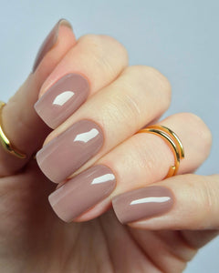 Ameli UV-Nagelfolie in taupe-nude mit glänzendem Gel-Finish auf Hand