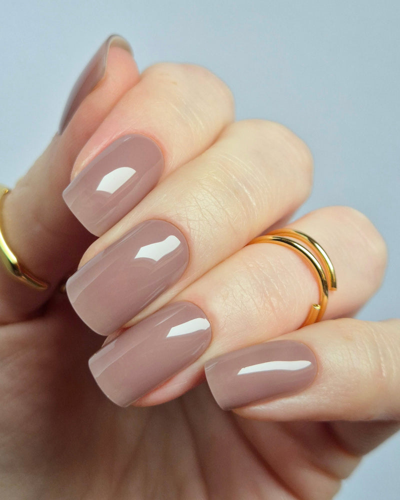 Ameli UV-Nagelfolie in taupe-nude mit glänzendem Gel-Finish auf Hand