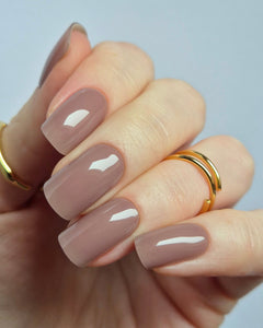 Sheesh UV-Nagelfolien Amelie aufgetragen – Nahaufnahme einer Hand mit gepflegten Nägeln, die das Ergebnis der selbstklebenden UV-Folien in Salonqualität zeigt.