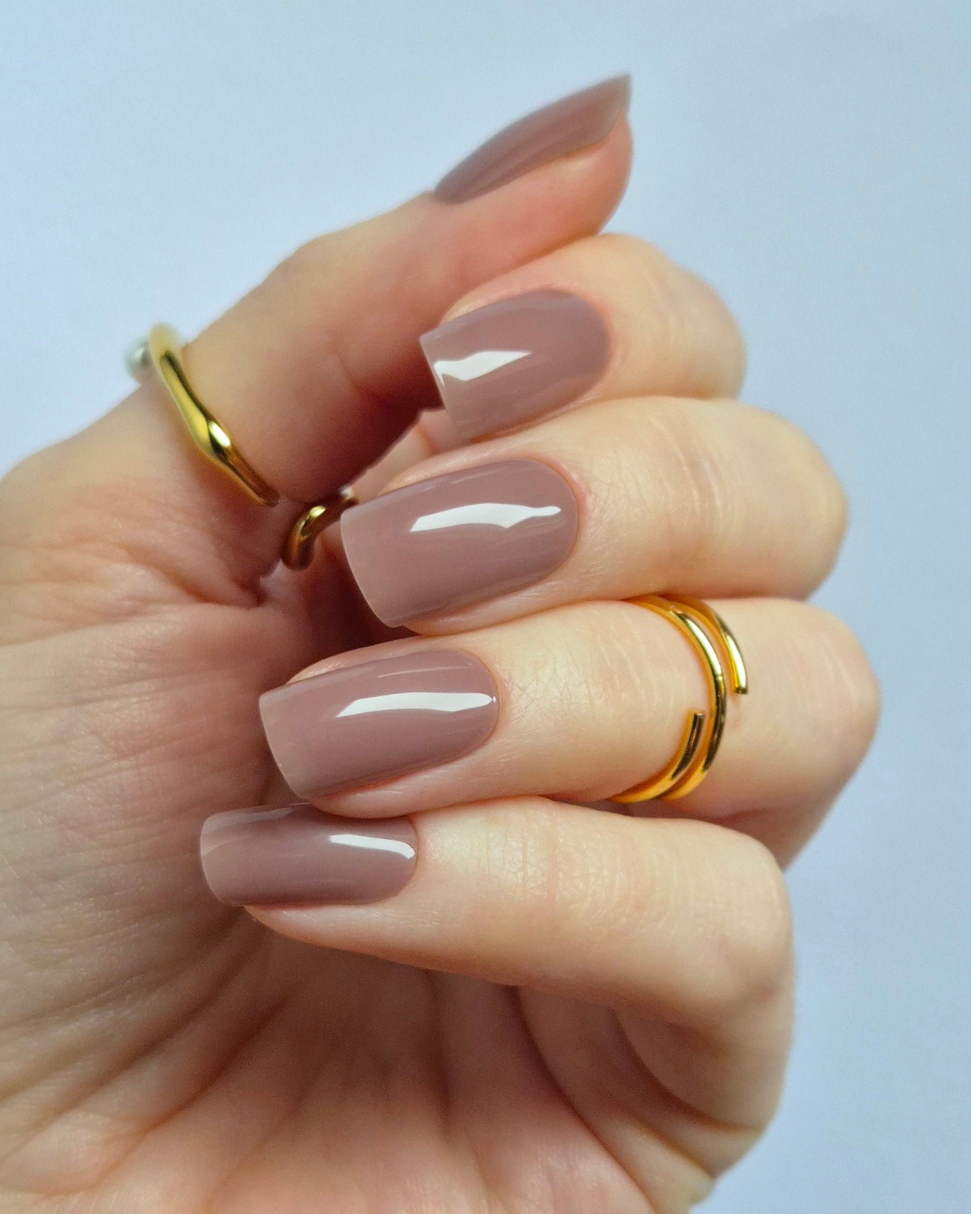 Sheesh UV-Nagelfolien Amelie aufgetragen – Nahaufnahme einer Hand mit gepflegten Nägeln, die das Ergebnis der selbstklebenden UV-Folien in Salonqualität zeigt.