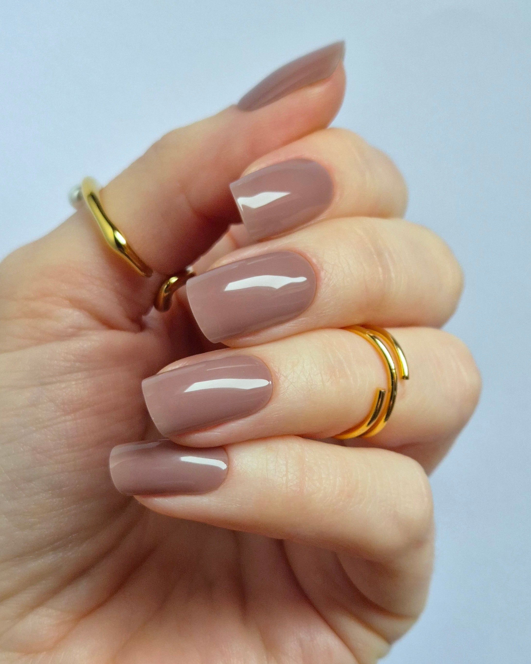 Sheesh UV-Nagelfolien Amelie aufgetragen – Nahaufnahme einer Hand mit gepflegten Nägeln, die das Ergebnis der selbstklebenden UV-Folien in Salonqualität zeigt.