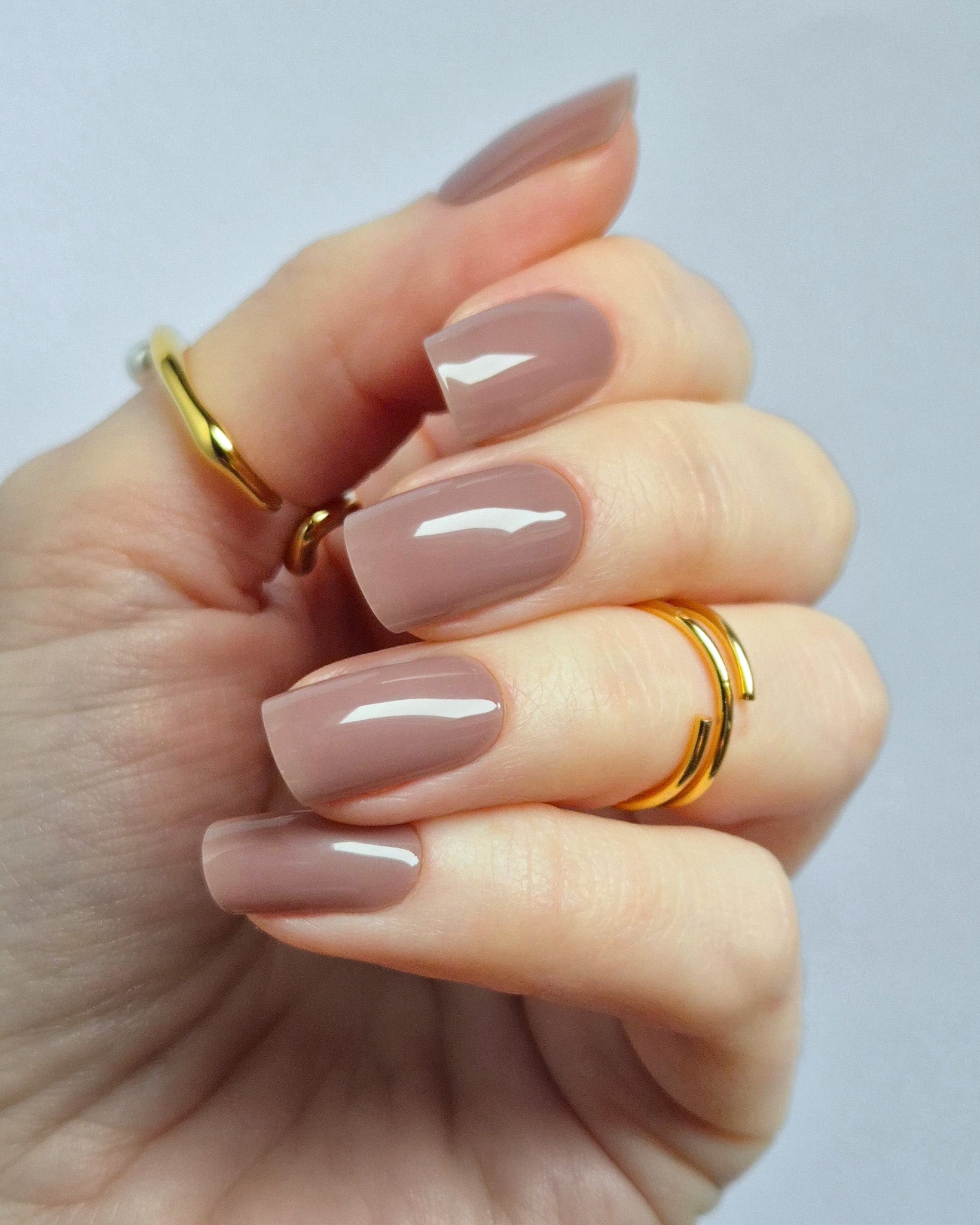 Ameli UV-Nagelfolie in taupe-nude mit glänzendem Gel-Finish auf Hand