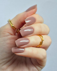 Ameli UV-Nagelfolie in taupe-nude mit glänzendem Gel-Finish auf Hand