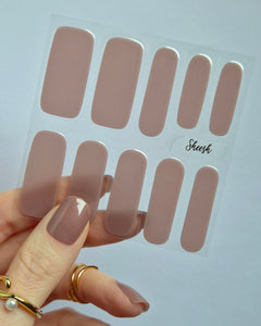 Sheesh UV-Nagelfolien Amelie – Detailaufnahme einer Hand mit Folienbogen der selbstklebenden Sheesh UV-Nagelfolien in Salonqualität.