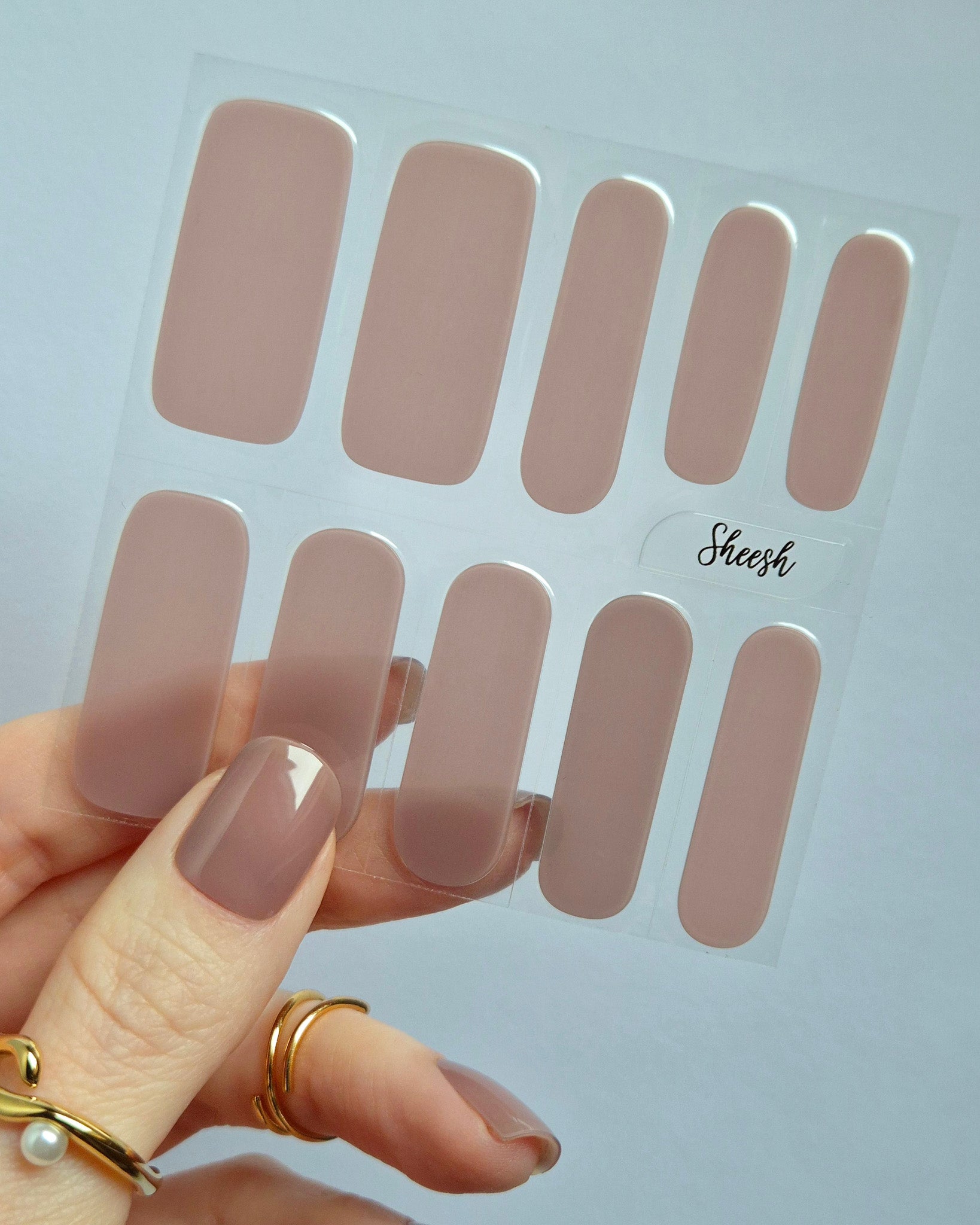 Ameli UV-Nagelfolie in taupe-nude mit glänzendem Gel-Finish auf Hand