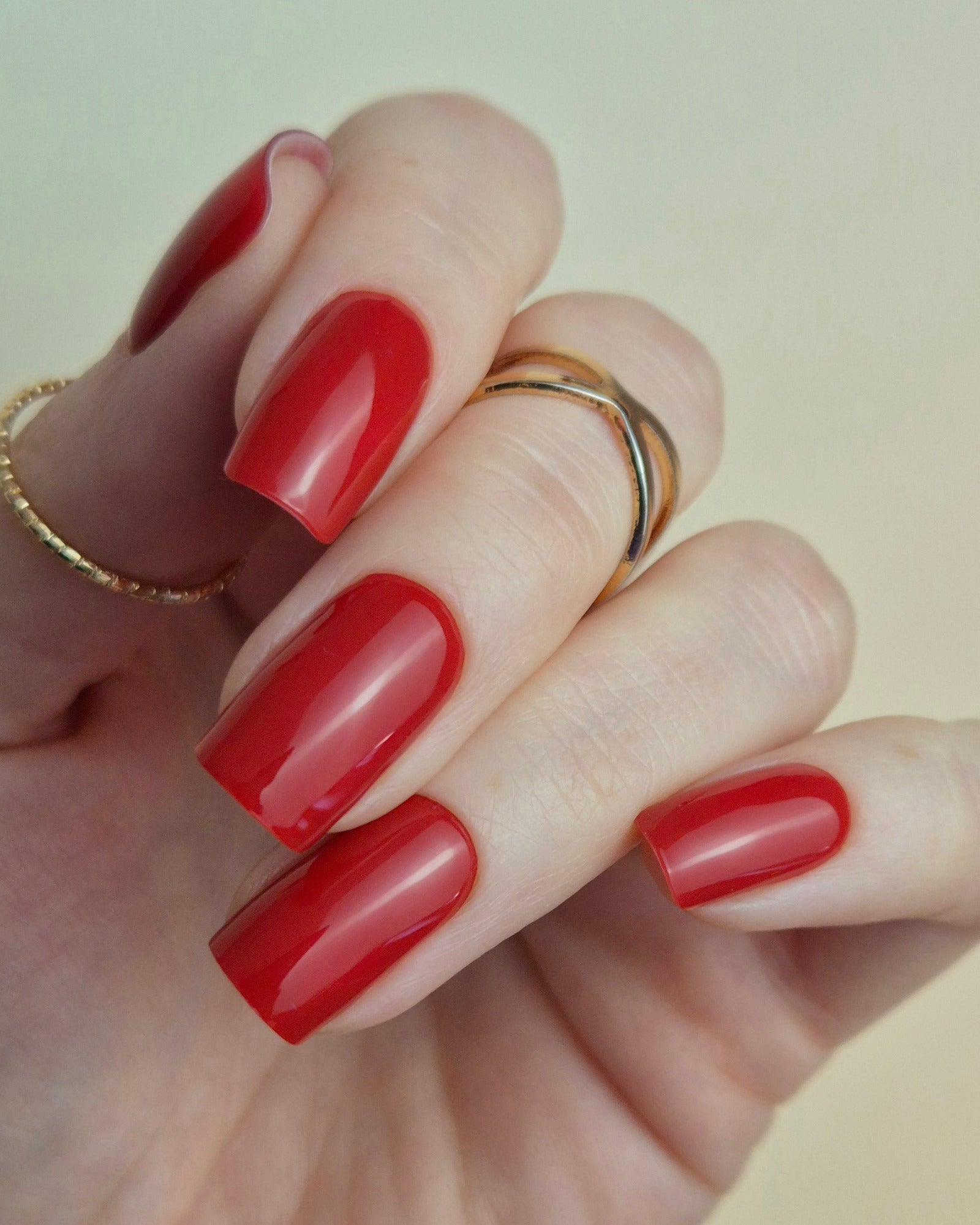 Sheesh Nails Nagelfolien in klassischem Rot – hochglänzende rote Maniküre im Salon-Look, perfekte Passform und langanhaltender Glanz für elegante Nägel zuhause.