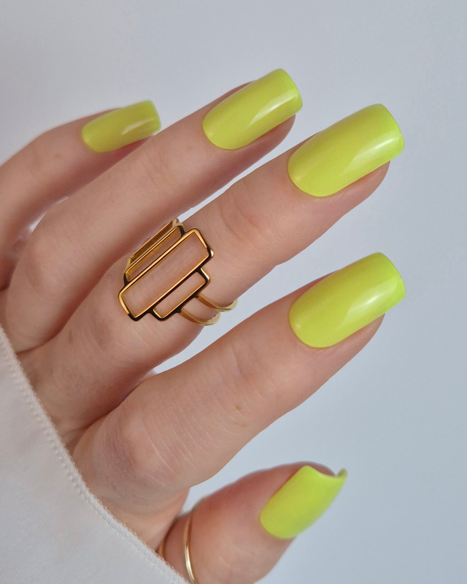 Sheesh Nails – Neon Nights – leuchtend gelbe Nagelfolien mit intensivem Glanz und perfekter Passform, auffälliger Look für selbstbewusste Maniküren. Strahlendes Neon-Design für trendige Sommernägel und moderne Nailart.