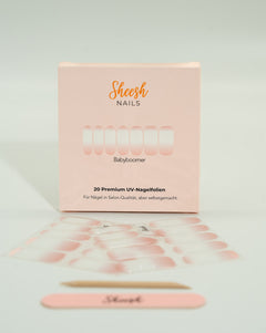 Sheesh UV-Nagelfolien Babyboomer – Produktfoto der Verpackung mit Folienbogen, Feile und Holzstäbchen in Salonqualität.