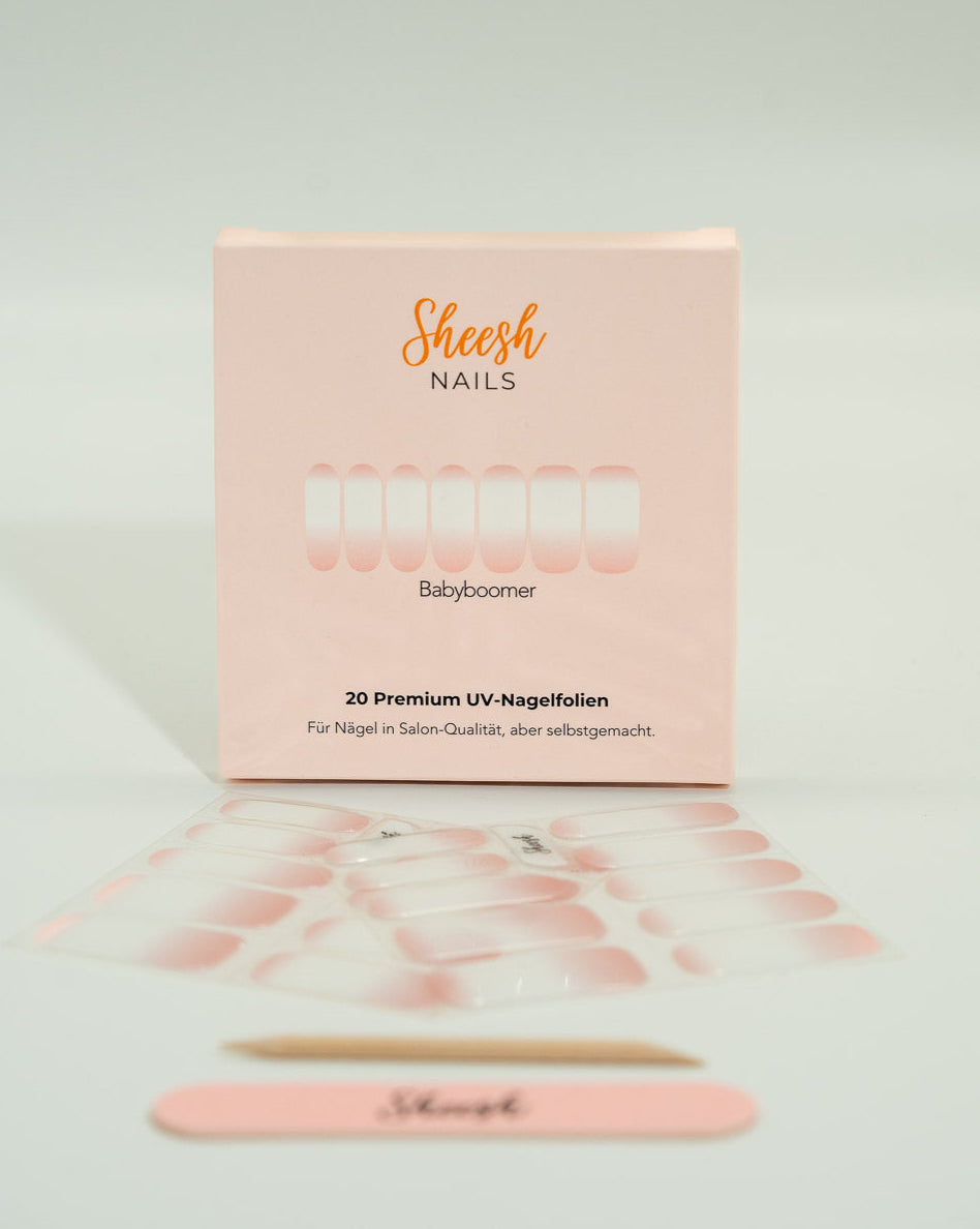 Sheesh UV-Nagelfolien Babyboomer – Produktfoto der Verpackung mit Folienbogen, Feile und Holzstäbchen in Salonqualität.