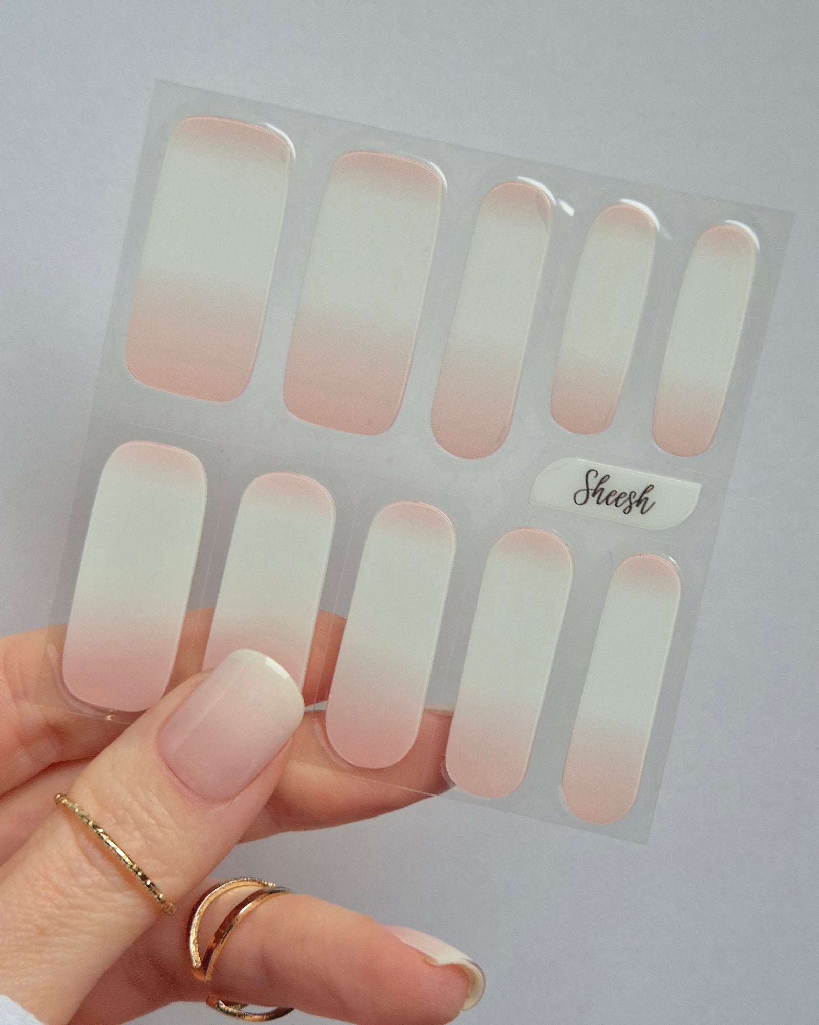 Sheesh UV-Nagelfolien Babyboomer – Detailaufnahme eines Folienbogens mit selbstklebenden Sheesh UV-Nagelfolien in Salonqualität.