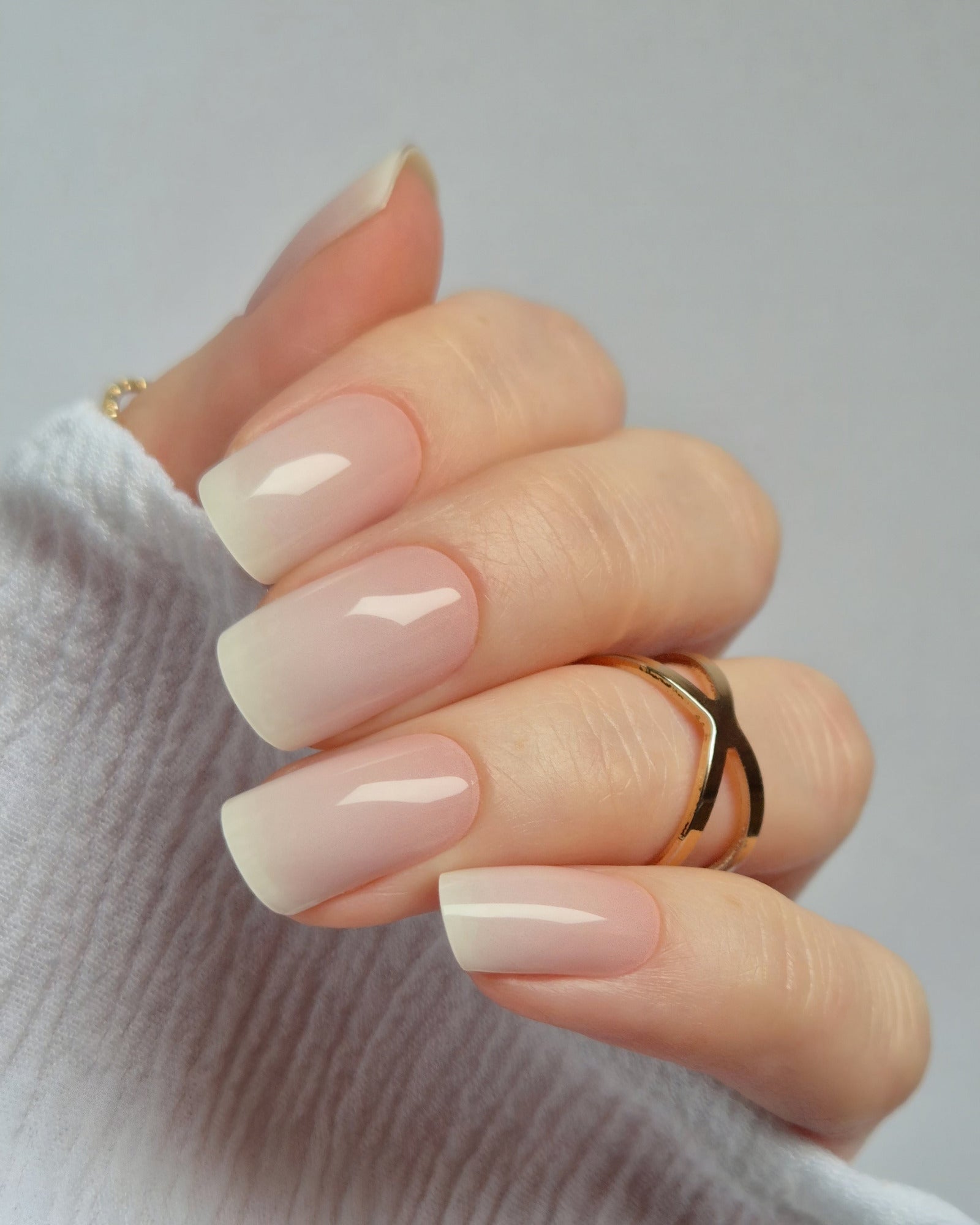 Sheesh UV-Nagelfolien Babyboomer – Nahaufnahme einer Hand mit aufgetragenen selbstklebenden Sheesh UV-Nagelfolien in Salonqualität