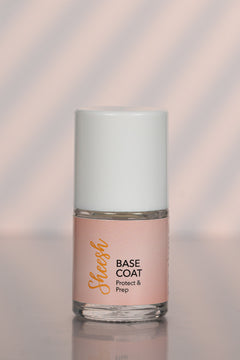 Produktfoto der Sheesh Nails „Base Coat“-Flasche mit weißem Deckel und beiger Etikettierung. Der Base Coat „Protect & Prep“ dient als schützende Grundierung für UV-Nagelfolien und sorgt für optimale Haftung sowie ein glattes, professionelles Ergebnis bei der Maniküre.