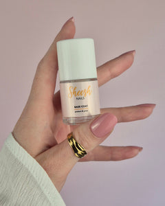 Sheesh Nails Base Coat – transparenter Unterlack für Nagelfolien, schützt und pflegt die Nägel, sorgt für längere Haltbarkeit und perfekte Vorbereitung der Maniküre zuhause.