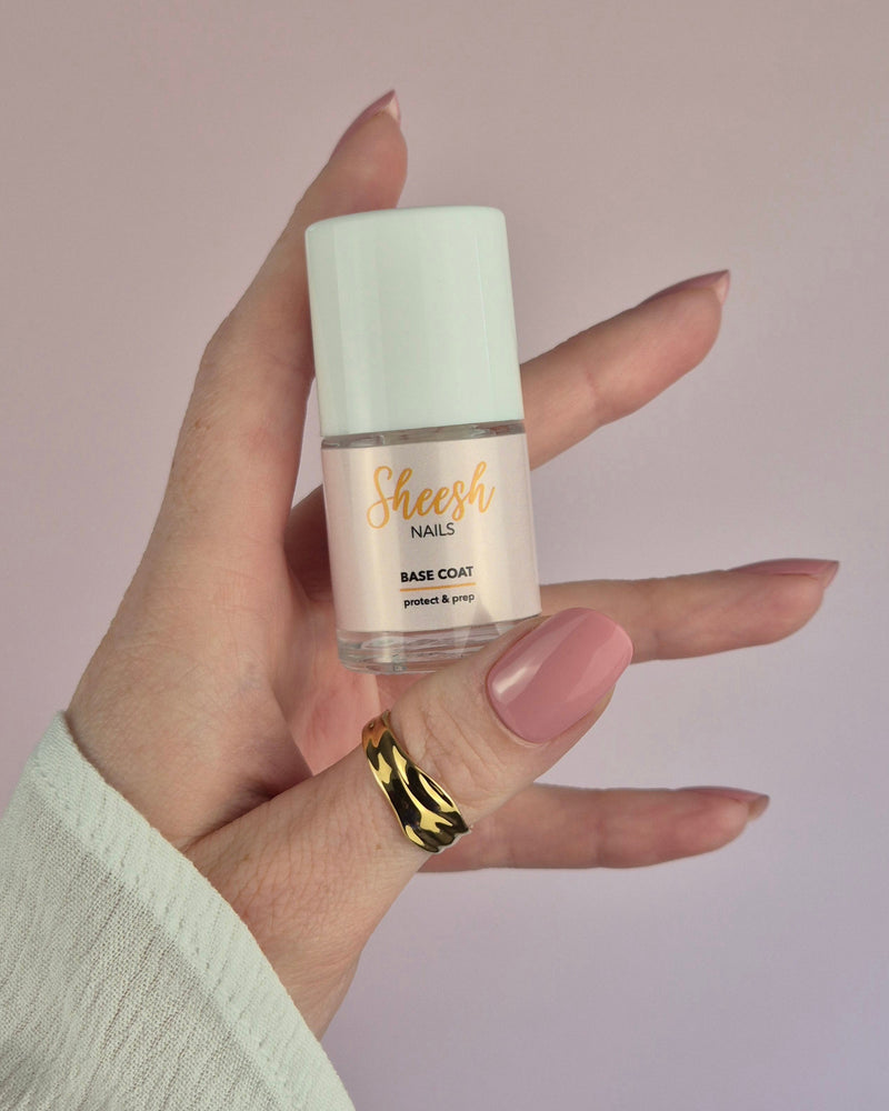 Sheesh Nails Base Coat – transparenter Unterlack für Nagelfolien, schützt und pflegt die Nägel, sorgt für längere Haltbarkeit und perfekte Vorbereitung der Maniküre zuhause.