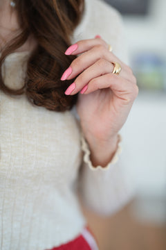 Sheesh Nails – UV-Nagelfolien in elegantem Roséton | Getragene Maniküre mit glänzendem Finish – zeigt das natürliche, gepflegte Ergebnis nach der Anwendung der UV-härtenden Sheesh Nails Folien.