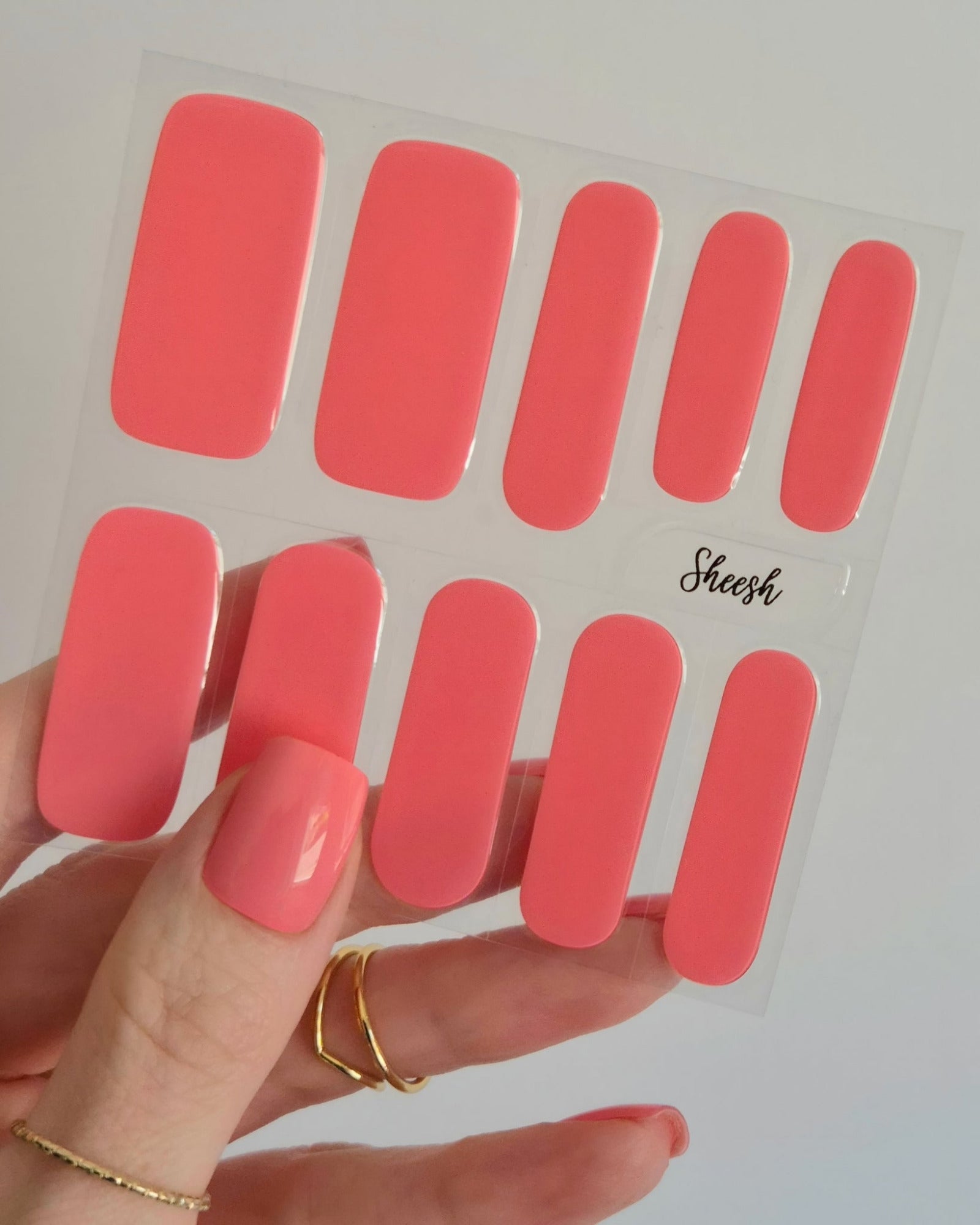 Sheesh Nails – Bikini Bottoms – leuchtend pinke Nagelfolien mit hochglänzendem Finish und verspieltem Sommer-Vibe. Auffälliger Farbton mit perfekter Passform und langanhaltendem Halt für moderne, gepflegte Nägel. Ideal für trendige Maniküren mit frischer, fröhlicher Ausstrahlung.