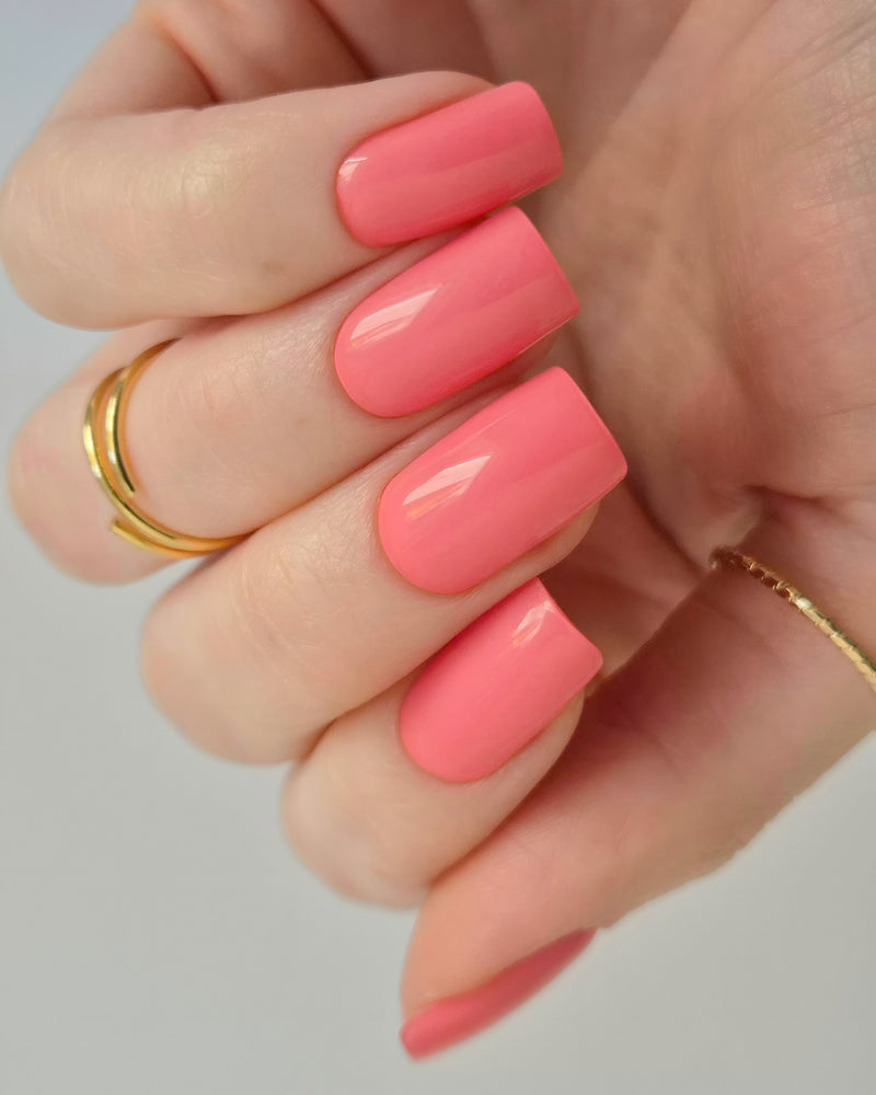 Leuchtend korallrosa UV-Nagelfolien mit glänzendem Finish auf Fingernägeln“