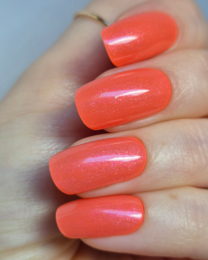 Sheesh Nails – Blood Orange Mimosa mit Glitter & Grit Top Coat – kräftig orangefarbene Nagelfolien mit schimmerndem Glitzer-Überzug im „Glitter & Grit“-Effekt. Der glänzende Top Coat verleiht zusätzliche Tiefe, funkelnden Glanz und langanhaltenden Schutz. Ideal für leuchtende Sommer-Maniküren mit glamourösem Citrus-Finish.