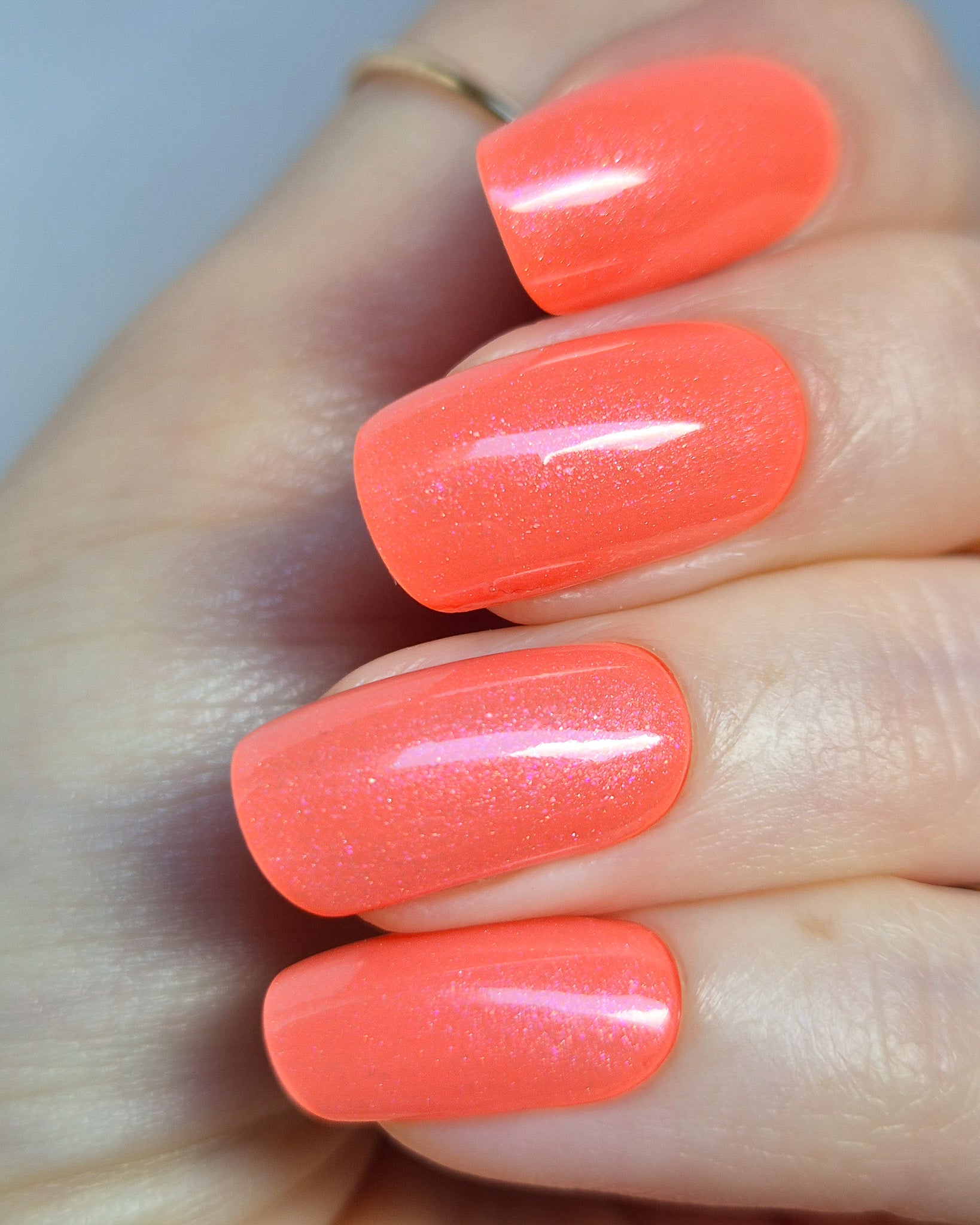 Sheesh Nails – Glitter & Grit Top Coat – glänzender Überlack mit feinen Glitzerpartikeln für extra Strahlkraft und langanhaltenden Schutz. Verleiht jeder Maniküre ein schimmerndes Finish und versiegelt Sheesh Nails Nagelfolien dauerhaft. Ideal für funkelnde Nail-Looks, Partys und besondere Anlässe.